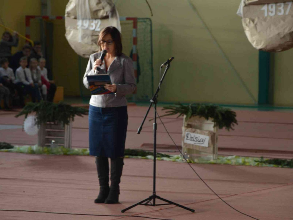 Trwają Obchody Dnia Patrona Szkoły Podstawowej nr 1 w Kruszwicy. Replika sztandaru przekazana placówce [ZDJĘCIA]