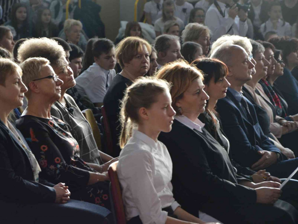 Trwają Obchody Dnia Patrona Szkoły Podstawowej nr 1 w Kruszwicy. Replika sztandaru przekazana placówce [ZDJĘCIA]