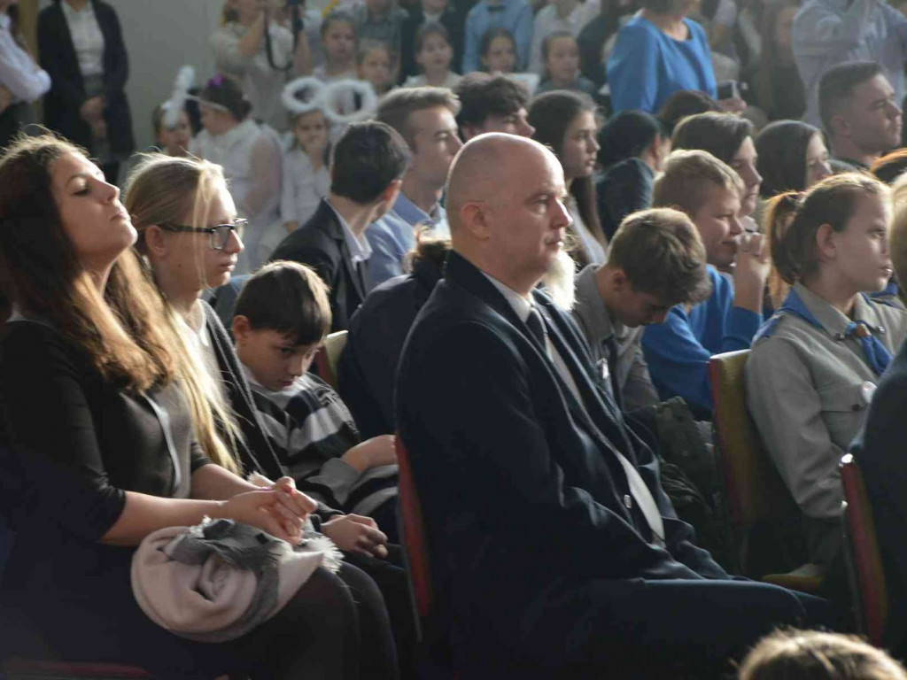 Trwają Obchody Dnia Patrona Szkoły Podstawowej nr 1 w Kruszwicy. Replika sztandaru przekazana placówce [ZDJĘCIA]