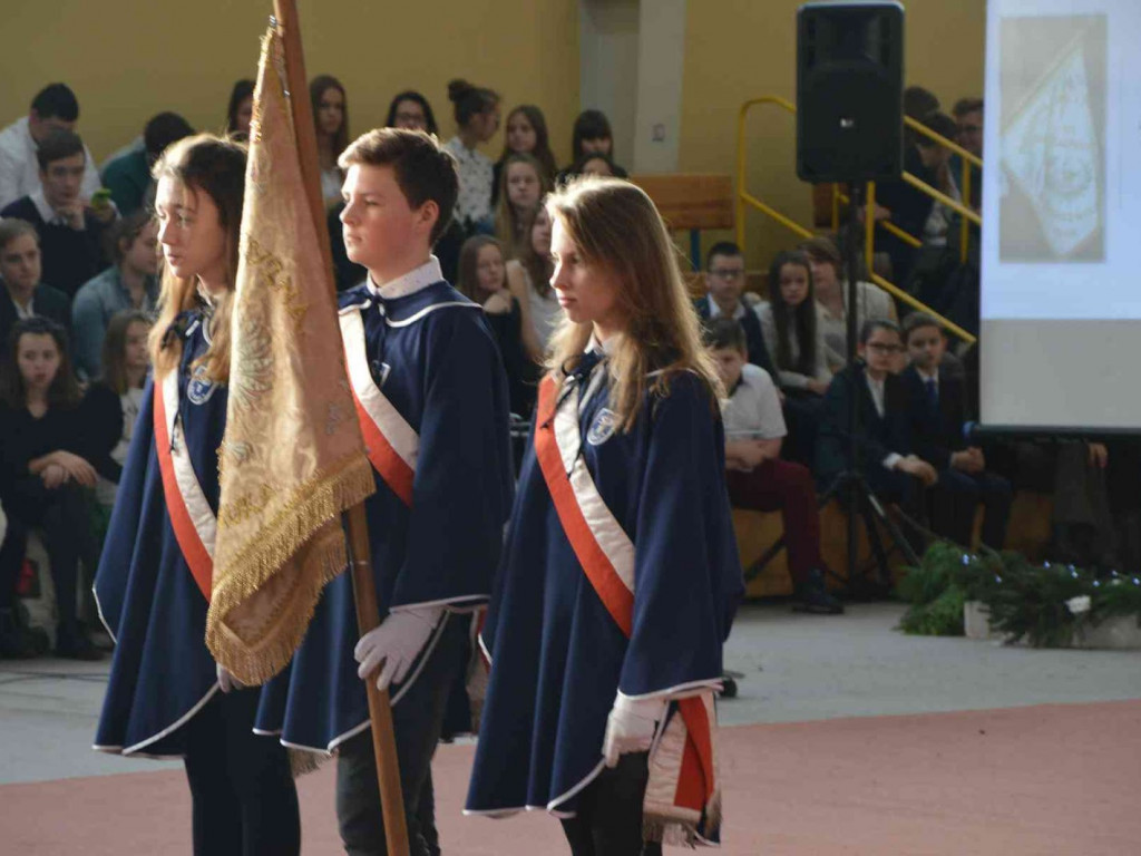 Trwają Obchody Dnia Patrona Szkoły Podstawowej nr 1 w Kruszwicy. Replika sztandaru przekazana placówce [ZDJĘCIA]