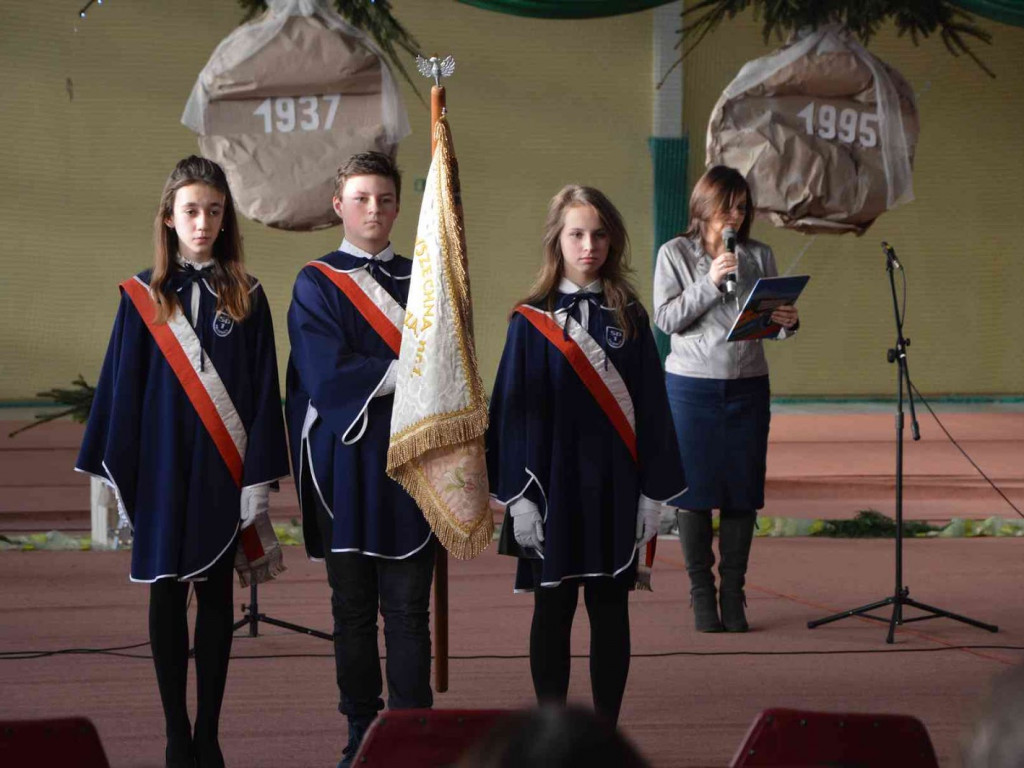 Trwają Obchody Dnia Patrona Szkoły Podstawowej nr 1 w Kruszwicy. Replika sztandaru przekazana placówce [ZDJĘCIA]