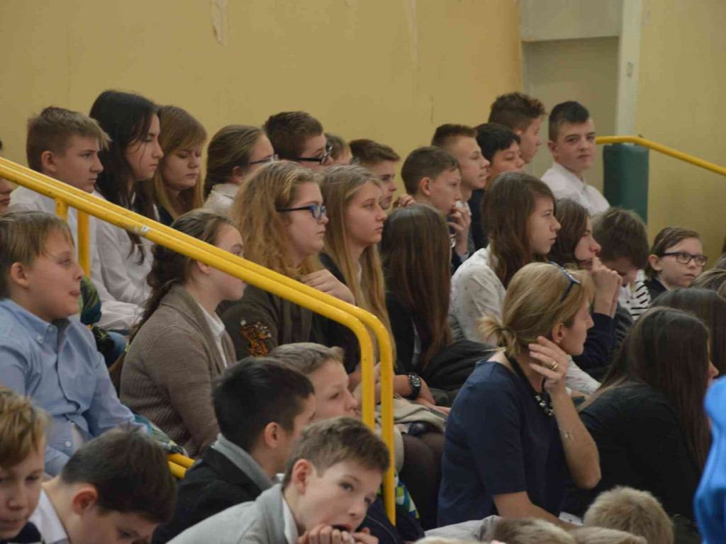 Trwają Obchody Dnia Patrona Szkoły Podstawowej nr 1 w Kruszwicy. Replika sztandaru przekazana placówce [ZDJĘCIA]