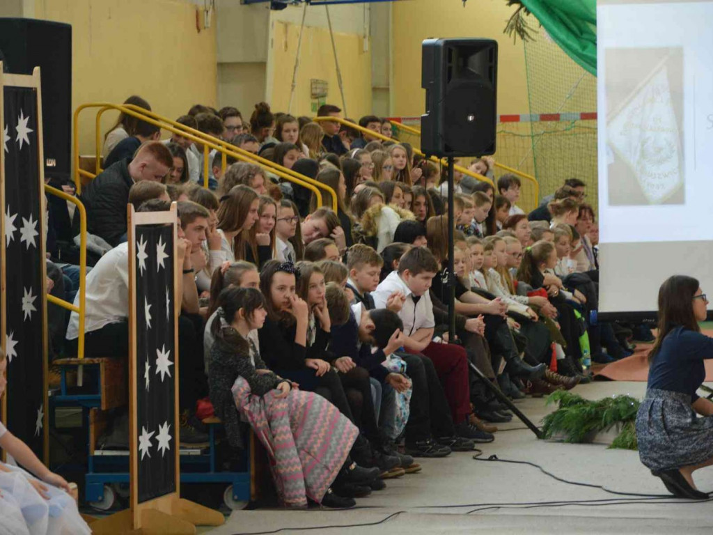 Trwają Obchody Dnia Patrona Szkoły Podstawowej nr 1 w Kruszwicy. Replika sztandaru przekazana placówce [ZDJĘCIA]