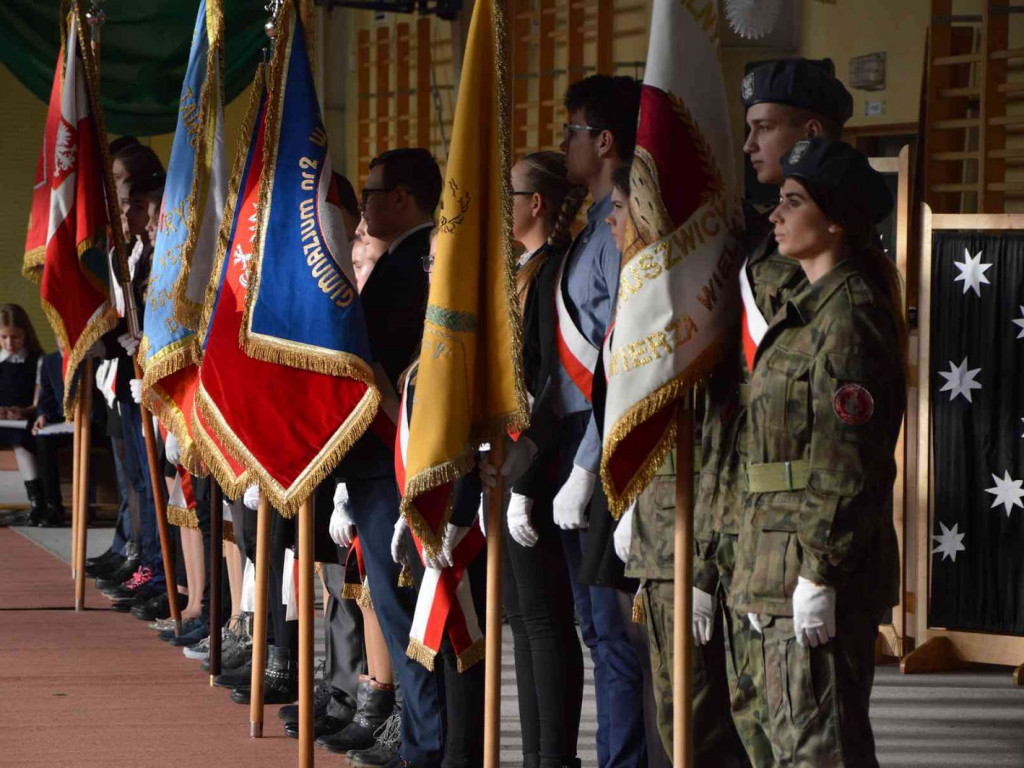 Trwają Obchody Dnia Patrona Szkoły Podstawowej nr 1 w Kruszwicy. Replika sztandaru przekazana placówce [ZDJĘCIA]