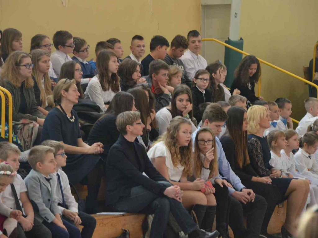 Trwają Obchody Dnia Patrona Szkoły Podstawowej nr 1 w Kruszwicy. Replika sztandaru przekazana placówce [ZDJĘCIA]