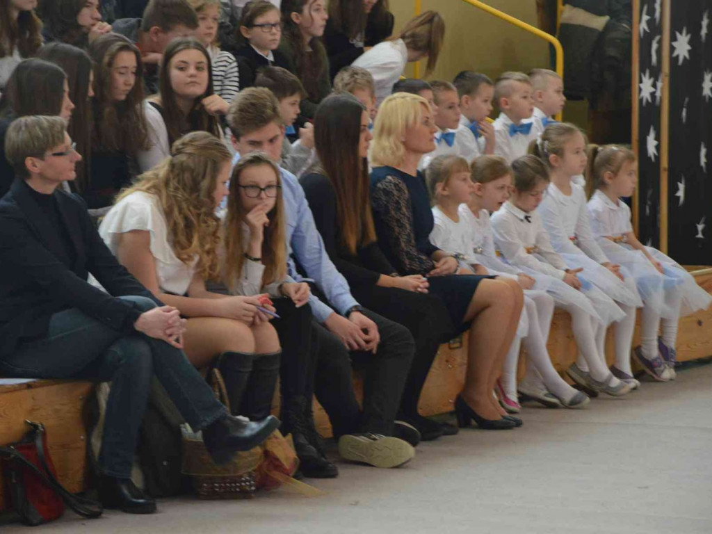 Trwają Obchody Dnia Patrona Szkoły Podstawowej nr 1 w Kruszwicy. Replika sztandaru przekazana placówce [ZDJĘCIA]