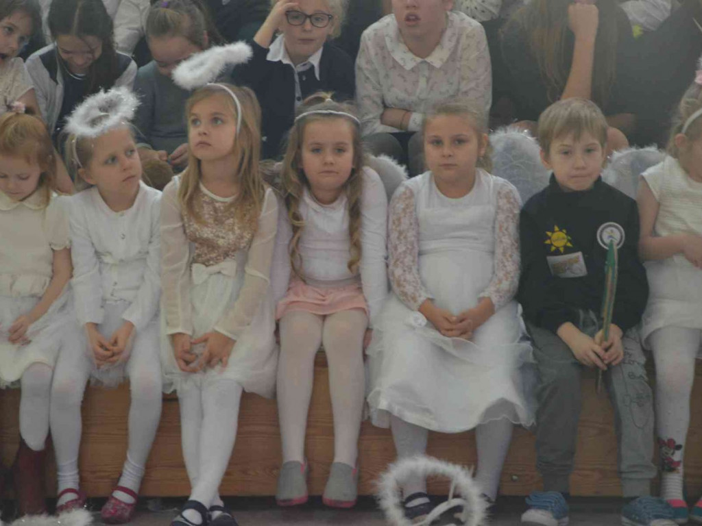 Trwają Obchody Dnia Patrona Szkoły Podstawowej nr 1 w Kruszwicy. Replika sztandaru przekazana placówce [ZDJĘCIA]