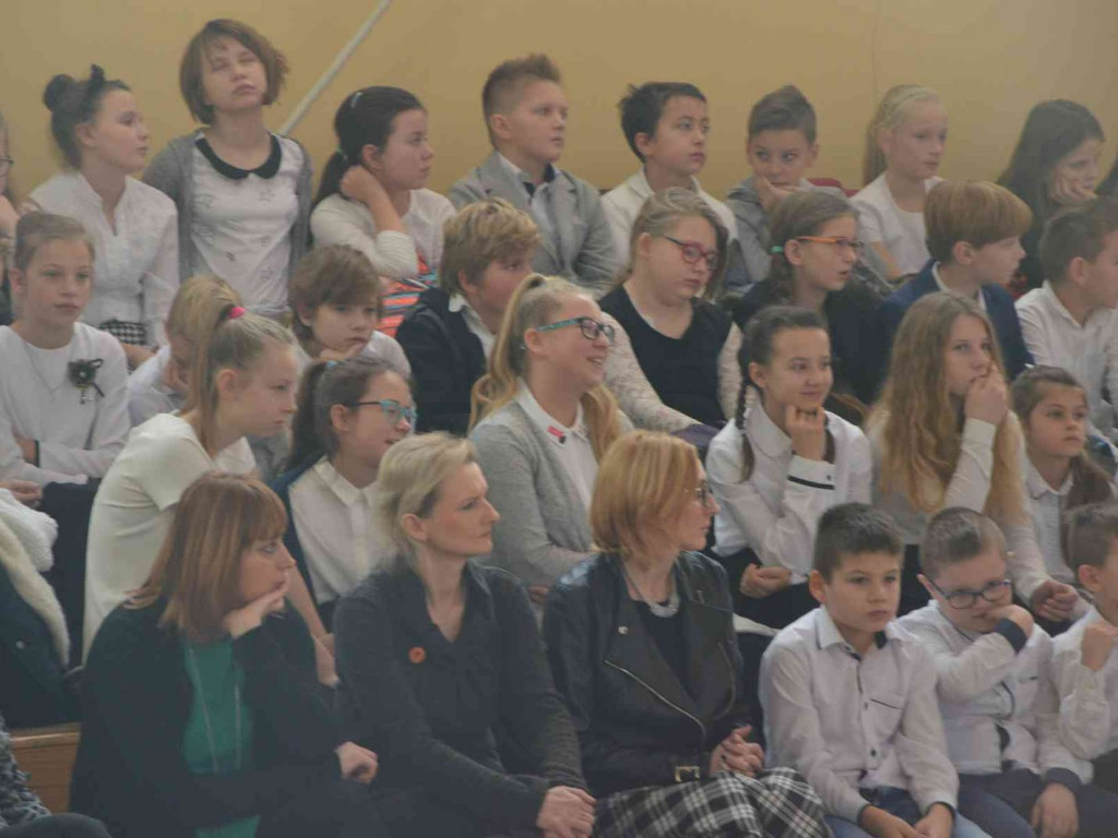 Trwają Obchody Dnia Patrona Szkoły Podstawowej nr 1 w Kruszwicy. Replika sztandaru przekazana placówce [ZDJĘCIA]