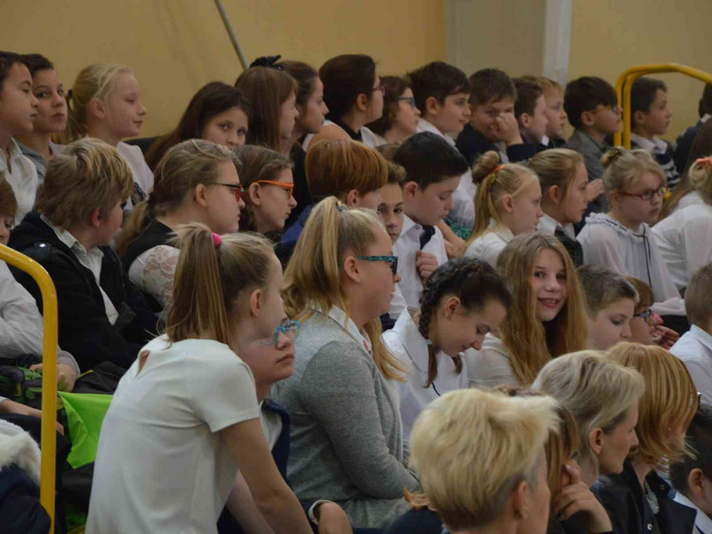 Trwają Obchody Dnia Patrona Szkoły Podstawowej nr 1 w Kruszwicy. Replika sztandaru przekazana placówce [ZDJĘCIA]