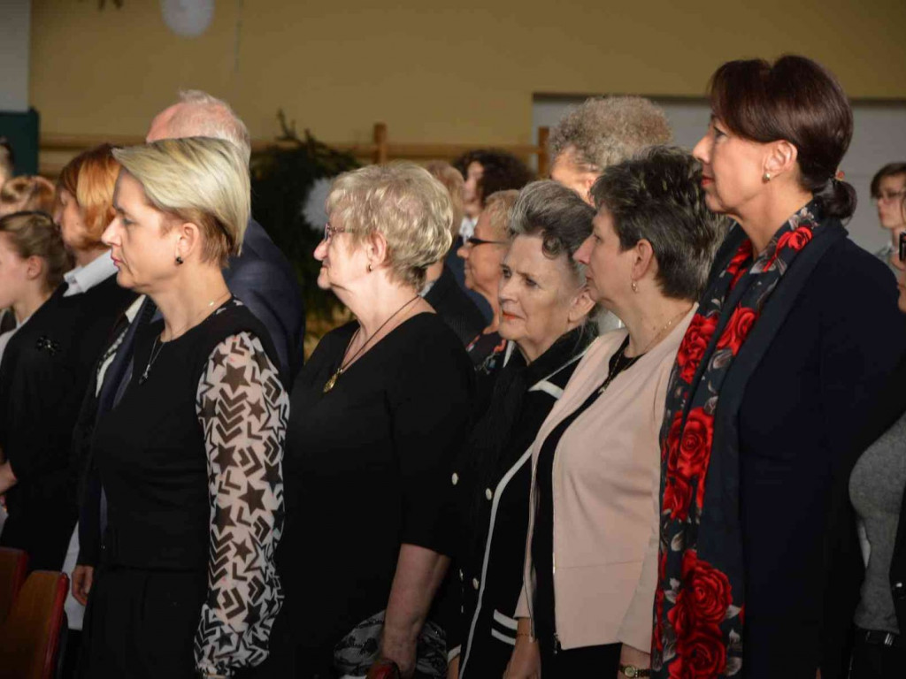 Trwają Obchody Dnia Patrona Szkoły Podstawowej nr 1 w Kruszwicy. Replika sztandaru przekazana placówce [ZDJĘCIA]