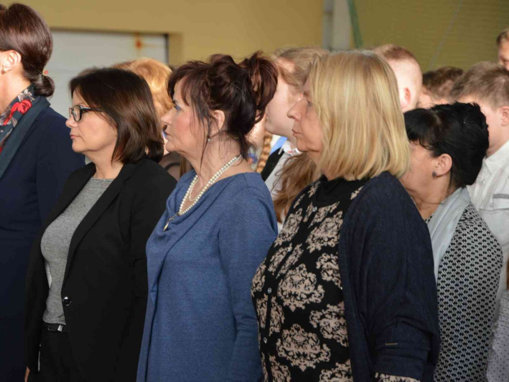 Trwają Obchody Dnia Patrona Szkoły Podstawowej nr 1 w Kruszwicy. Replika sztandaru przekazana placówce [ZDJĘCIA]