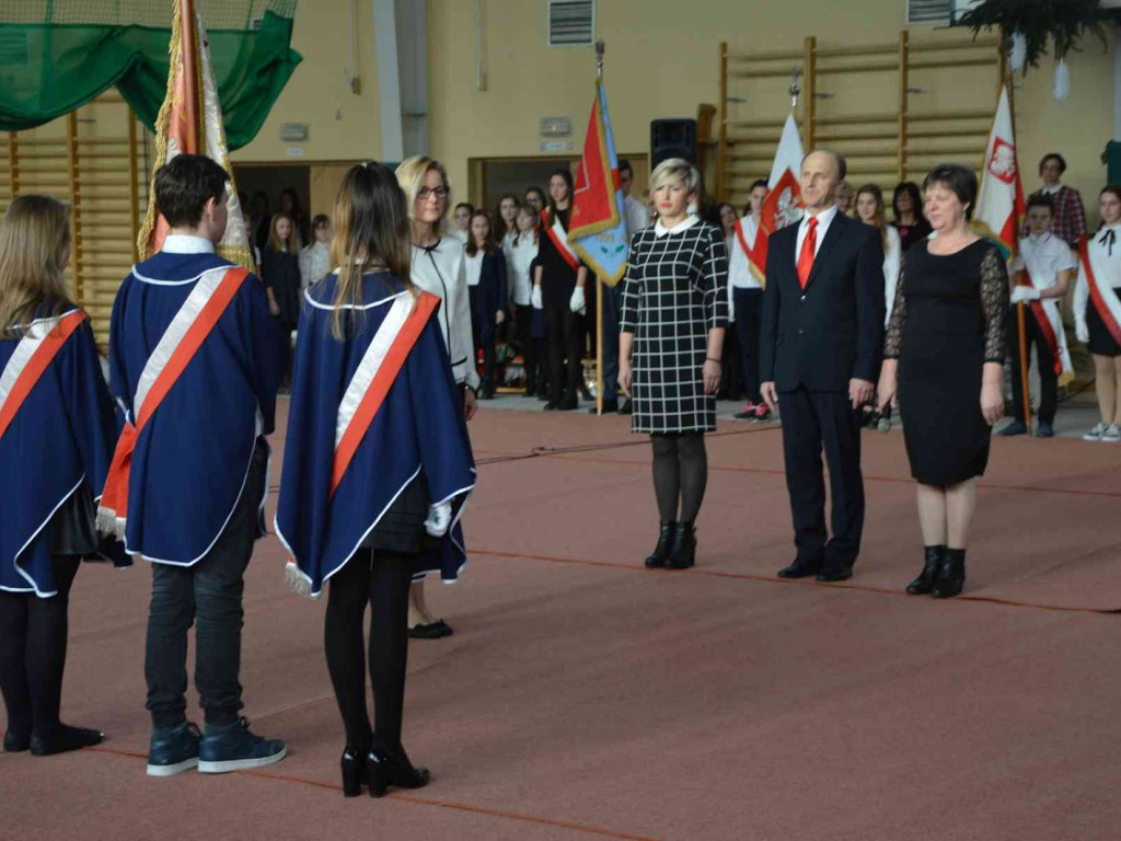 Trwają Obchody Dnia Patrona Szkoły Podstawowej nr 1 w Kruszwicy. Replika sztandaru przekazana placówce [ZDJĘCIA]