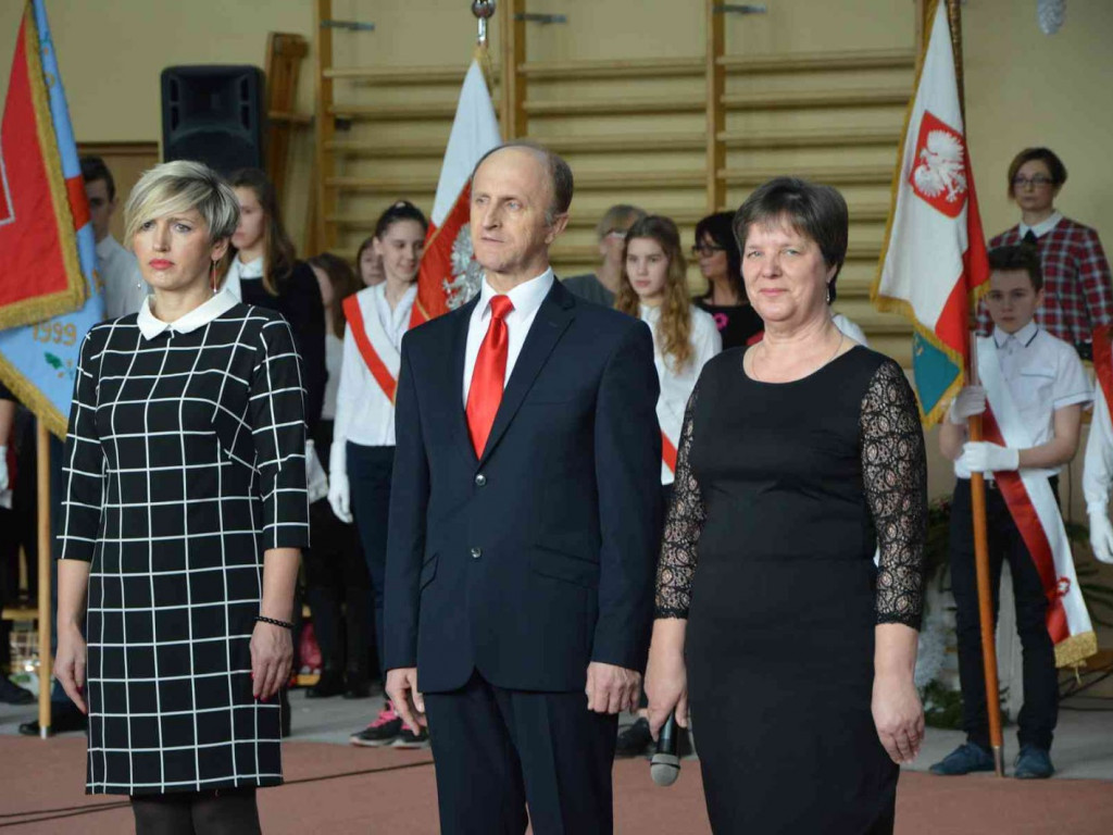 Trwają Obchody Dnia Patrona Szkoły Podstawowej nr 1 w Kruszwicy. Replika sztandaru przekazana placówce [ZDJĘCIA]