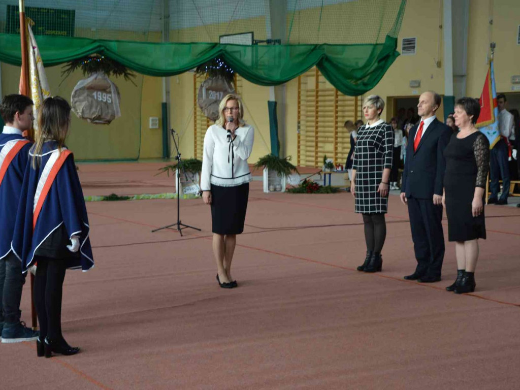 Trwają Obchody Dnia Patrona Szkoły Podstawowej nr 1 w Kruszwicy. Replika sztandaru przekazana placówce [ZDJĘCIA]