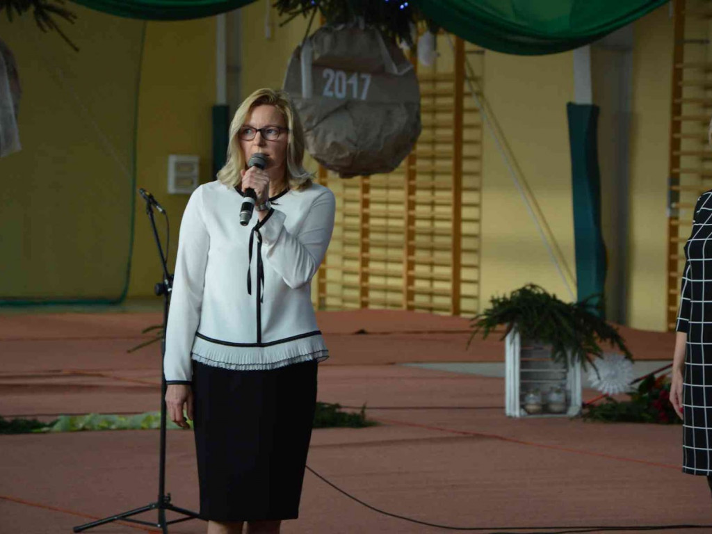 Trwają Obchody Dnia Patrona Szkoły Podstawowej nr 1 w Kruszwicy. Replika sztandaru przekazana placówce [ZDJĘCIA]