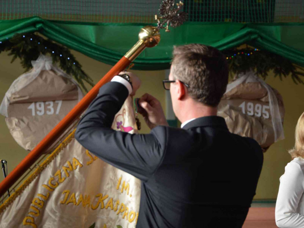 Trwają Obchody Dnia Patrona Szkoły Podstawowej nr 1 w Kruszwicy. Replika sztandaru przekazana placówce [ZDJĘCIA]