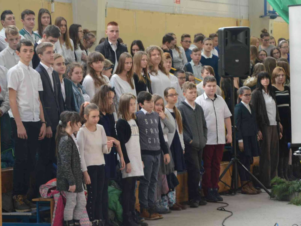 Trwają Obchody Dnia Patrona Szkoły Podstawowej nr 1 w Kruszwicy. Replika sztandaru przekazana placówce [ZDJĘCIA]