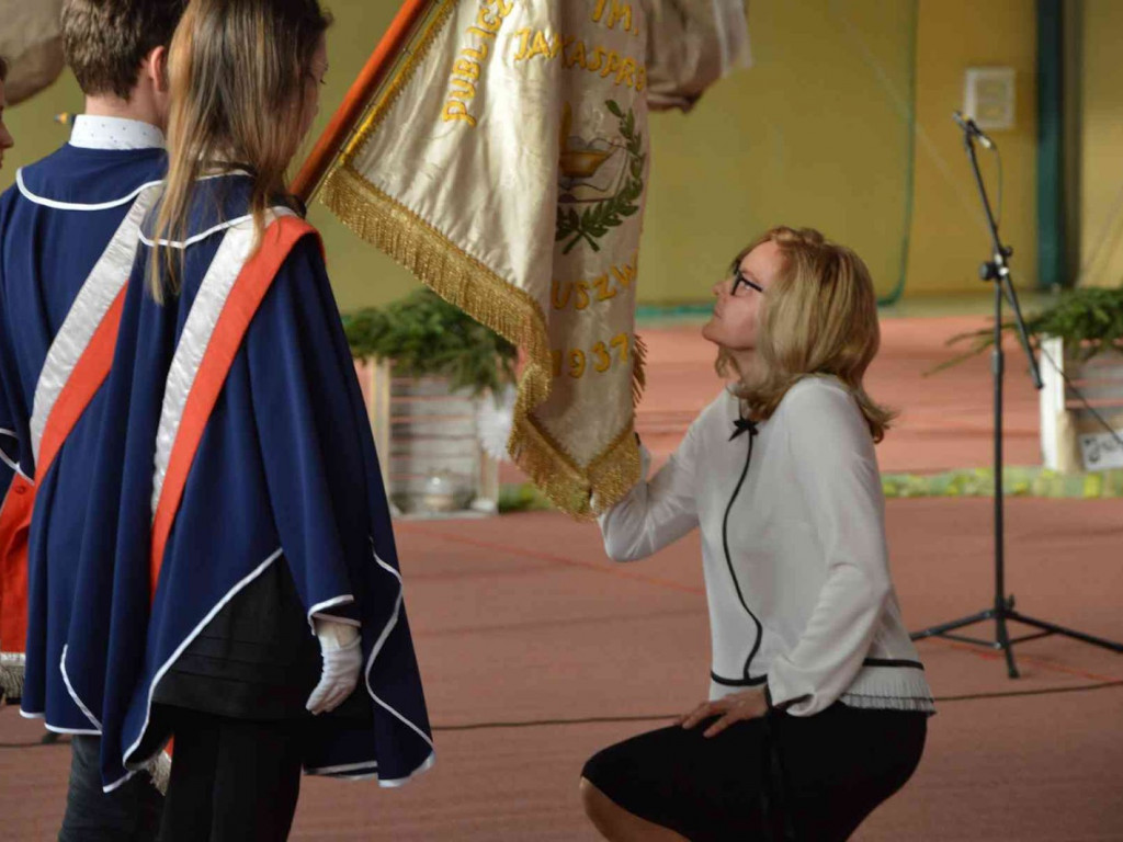 Trwają Obchody Dnia Patrona Szkoły Podstawowej nr 1 w Kruszwicy. Replika sztandaru przekazana placówce [ZDJĘCIA]