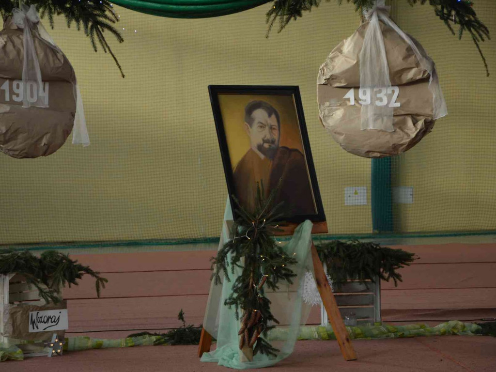 Trwają Obchody Dnia Patrona Szkoły Podstawowej nr 1 w Kruszwicy. Replika sztandaru przekazana placówce [ZDJĘCIA]