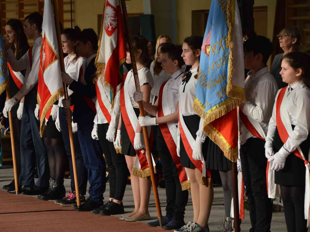 Trwają Obchody Dnia Patrona Szkoły Podstawowej nr 1 w Kruszwicy. Replika sztandaru przekazana placówce [ZDJĘCIA]