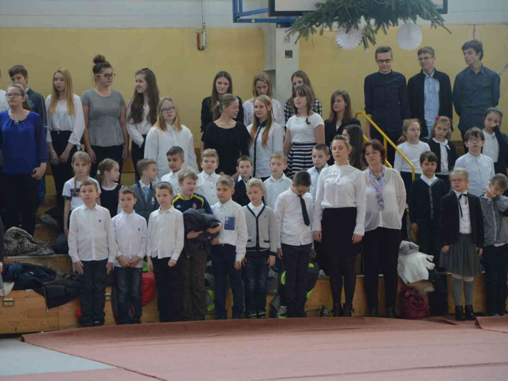 Trwają Obchody Dnia Patrona Szkoły Podstawowej nr 1 w Kruszwicy. Replika sztandaru przekazana placówce [ZDJĘCIA]