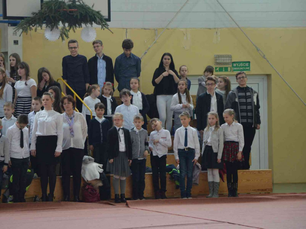 Trwają Obchody Dnia Patrona Szkoły Podstawowej nr 1 w Kruszwicy. Replika sztandaru przekazana placówce [ZDJĘCIA]