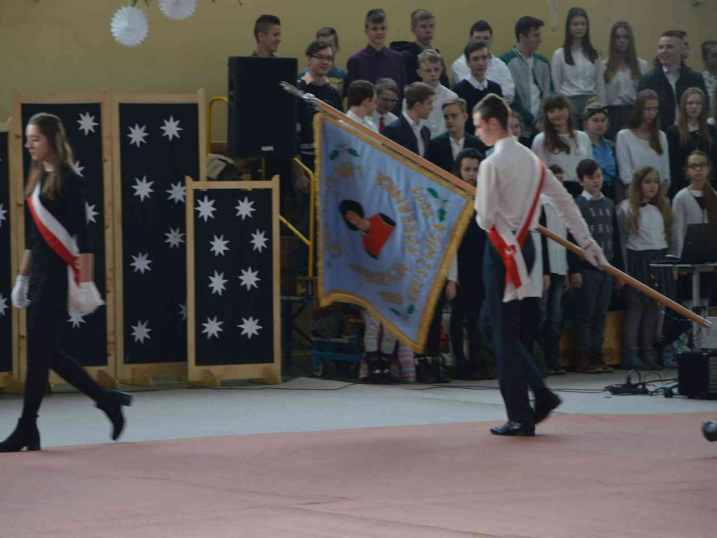 Trwają Obchody Dnia Patrona Szkoły Podstawowej nr 1 w Kruszwicy. Replika sztandaru przekazana placówce [ZDJĘCIA]