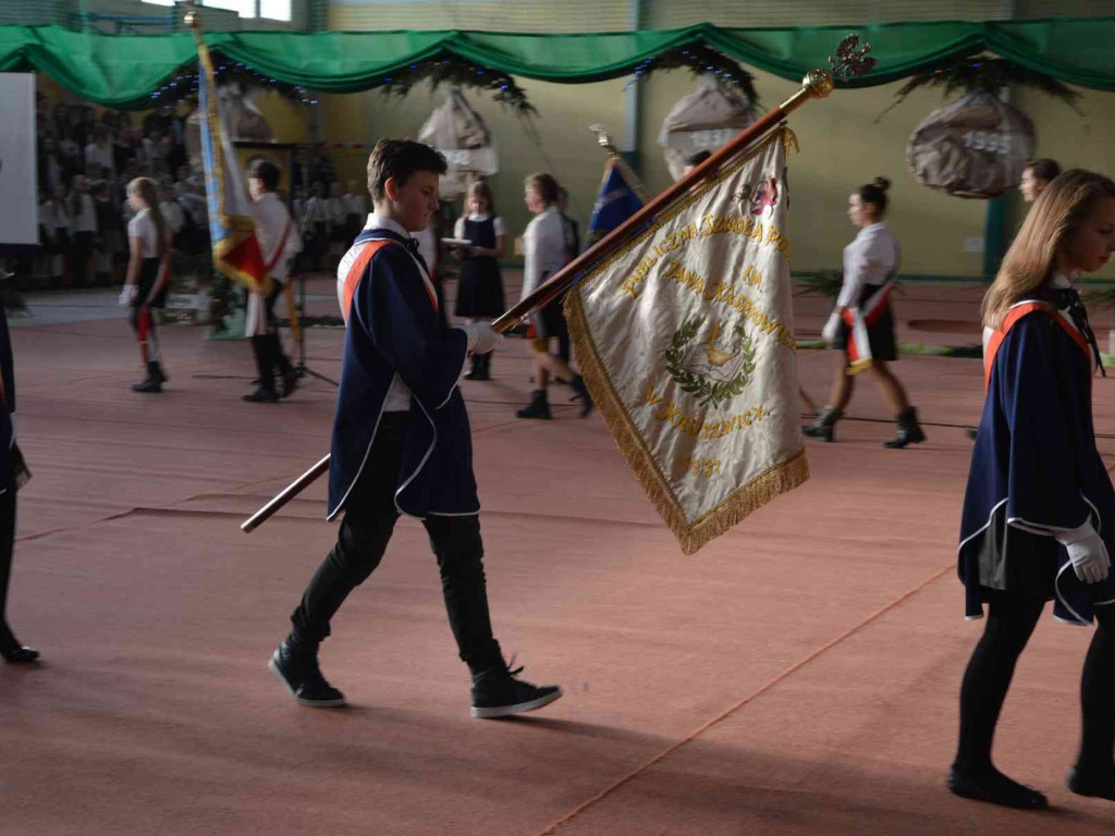 Trwają Obchody Dnia Patrona Szkoły Podstawowej nr 1 w Kruszwicy. Replika sztandaru przekazana placówce [ZDJĘCIA]