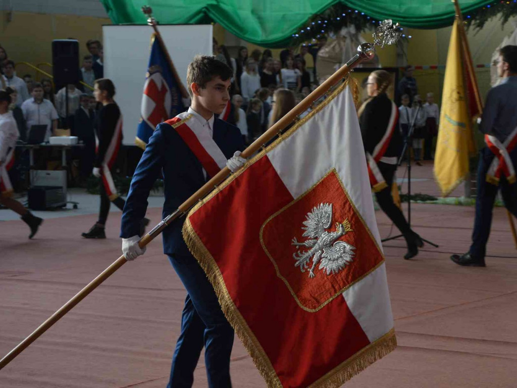 Trwają Obchody Dnia Patrona Szkoły Podstawowej nr 1 w Kruszwicy. Replika sztandaru przekazana placówce [ZDJĘCIA]