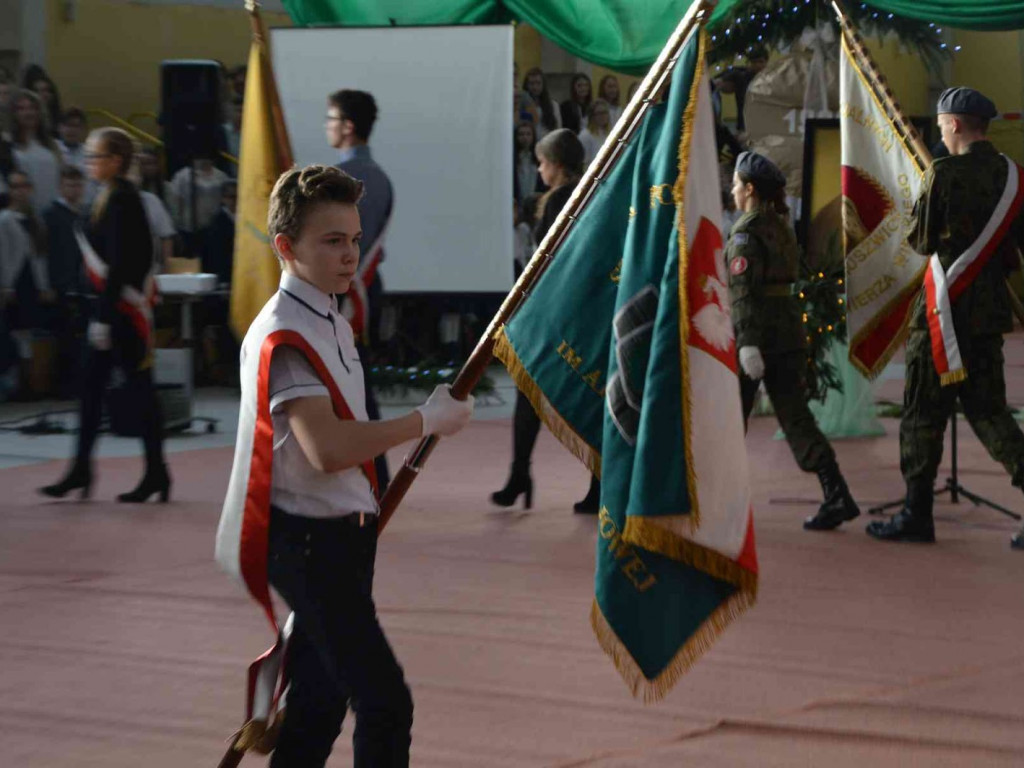 Trwają Obchody Dnia Patrona Szkoły Podstawowej nr 1 w Kruszwicy. Replika sztandaru przekazana placówce [ZDJĘCIA]