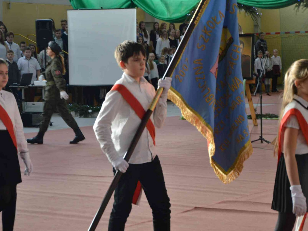 Trwają Obchody Dnia Patrona Szkoły Podstawowej nr 1 w Kruszwicy. Replika sztandaru przekazana placówce [ZDJĘCIA]