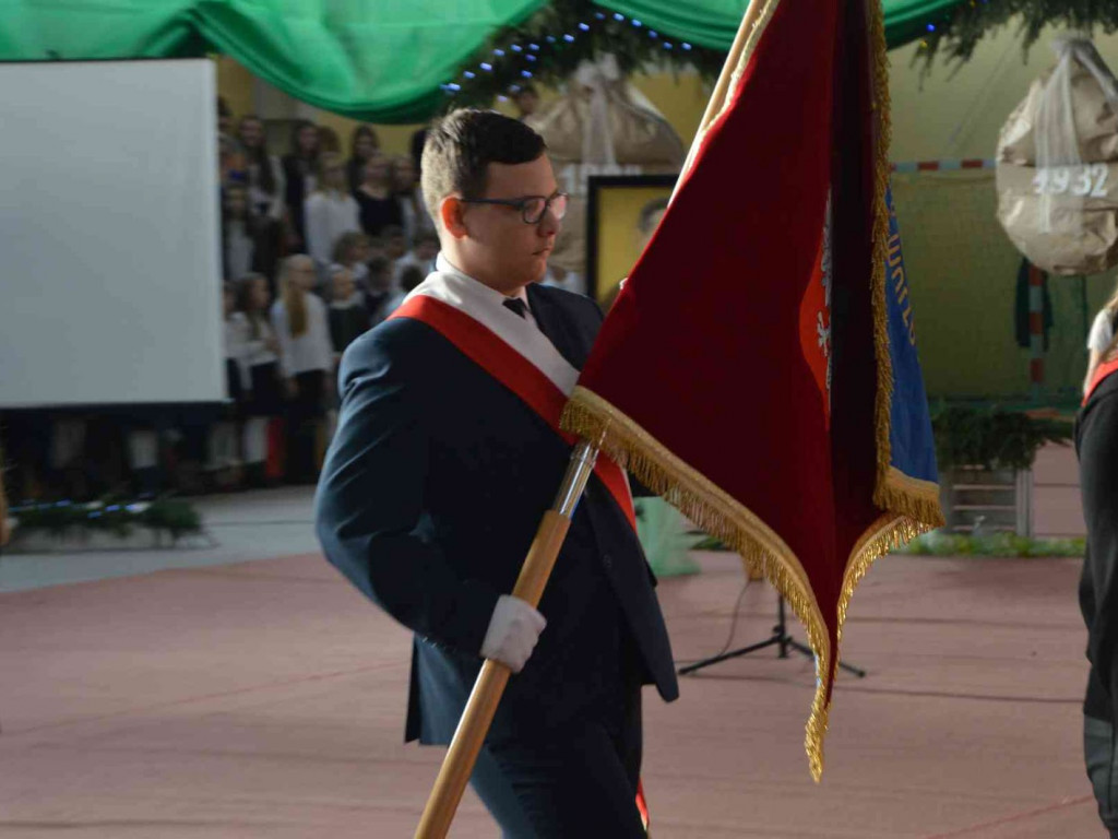 Trwają Obchody Dnia Patrona Szkoły Podstawowej nr 1 w Kruszwicy. Replika sztandaru przekazana placówce [ZDJĘCIA]