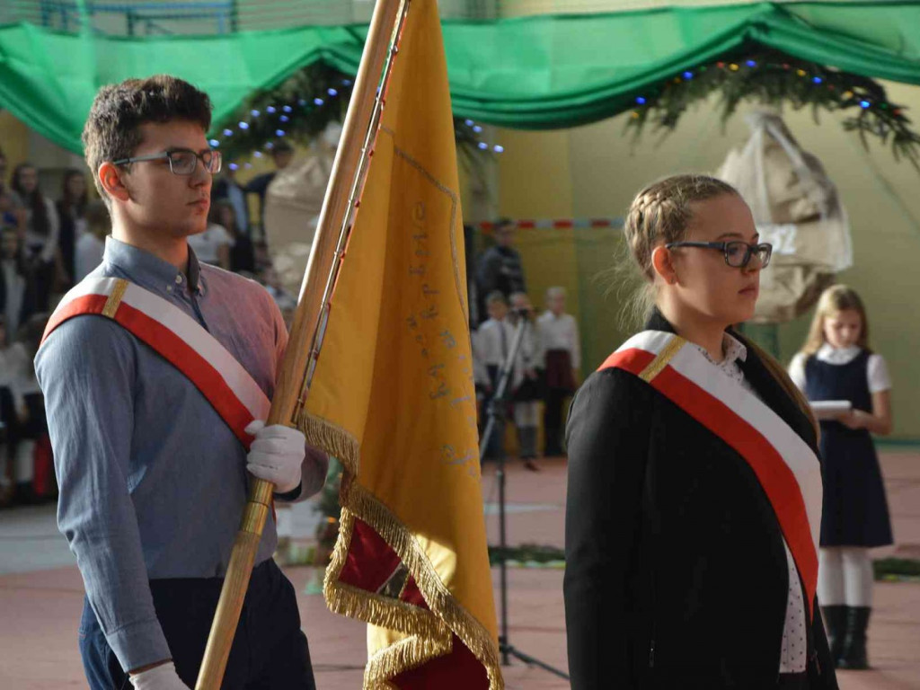 Trwają Obchody Dnia Patrona Szkoły Podstawowej nr 1 w Kruszwicy. Replika sztandaru przekazana placówce [ZDJĘCIA]