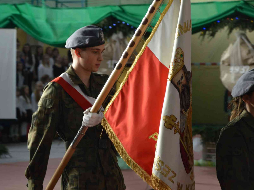 Trwają Obchody Dnia Patrona Szkoły Podstawowej nr 1 w Kruszwicy. Replika sztandaru przekazana placówce [ZDJĘCIA]