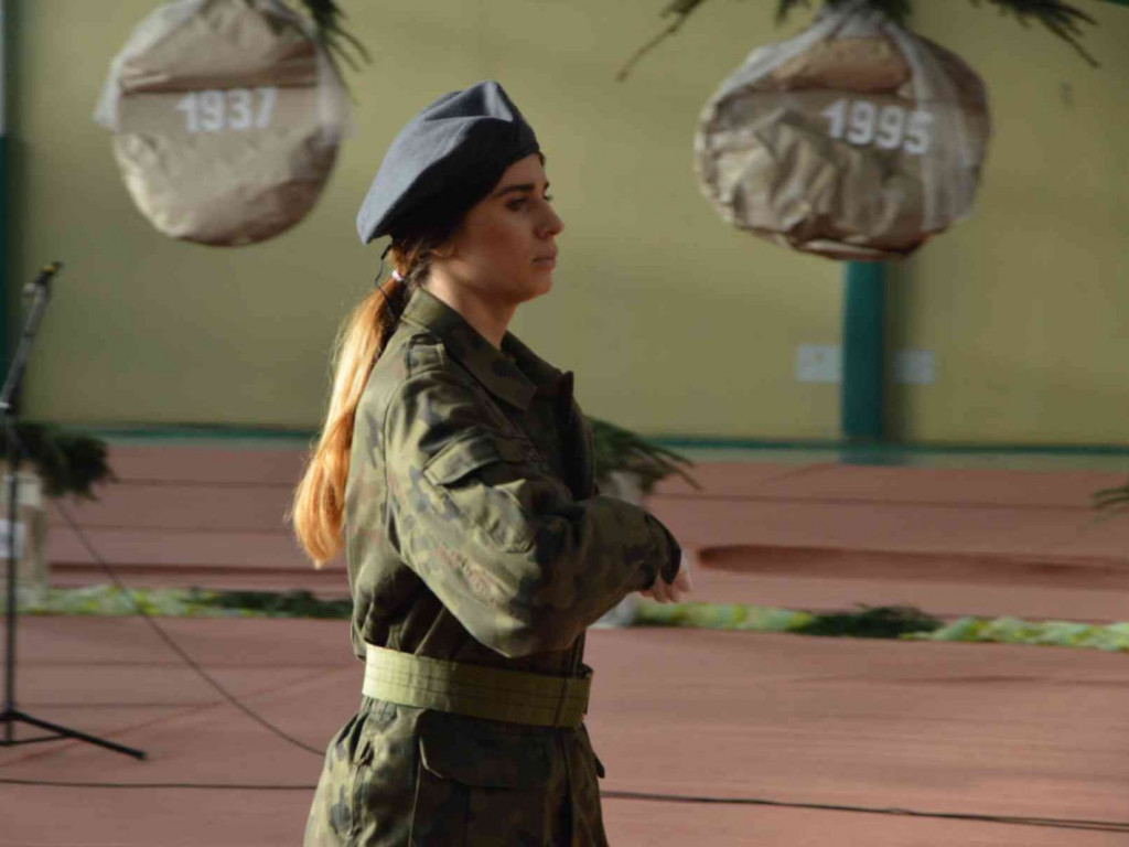 Trwają Obchody Dnia Patrona Szkoły Podstawowej nr 1 w Kruszwicy. Replika sztandaru przekazana placówce [ZDJĘCIA]