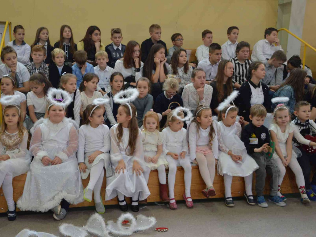 Trwają Obchody Dnia Patrona Szkoły Podstawowej nr 1 w Kruszwicy. Replika sztandaru przekazana placówce [ZDJĘCIA]