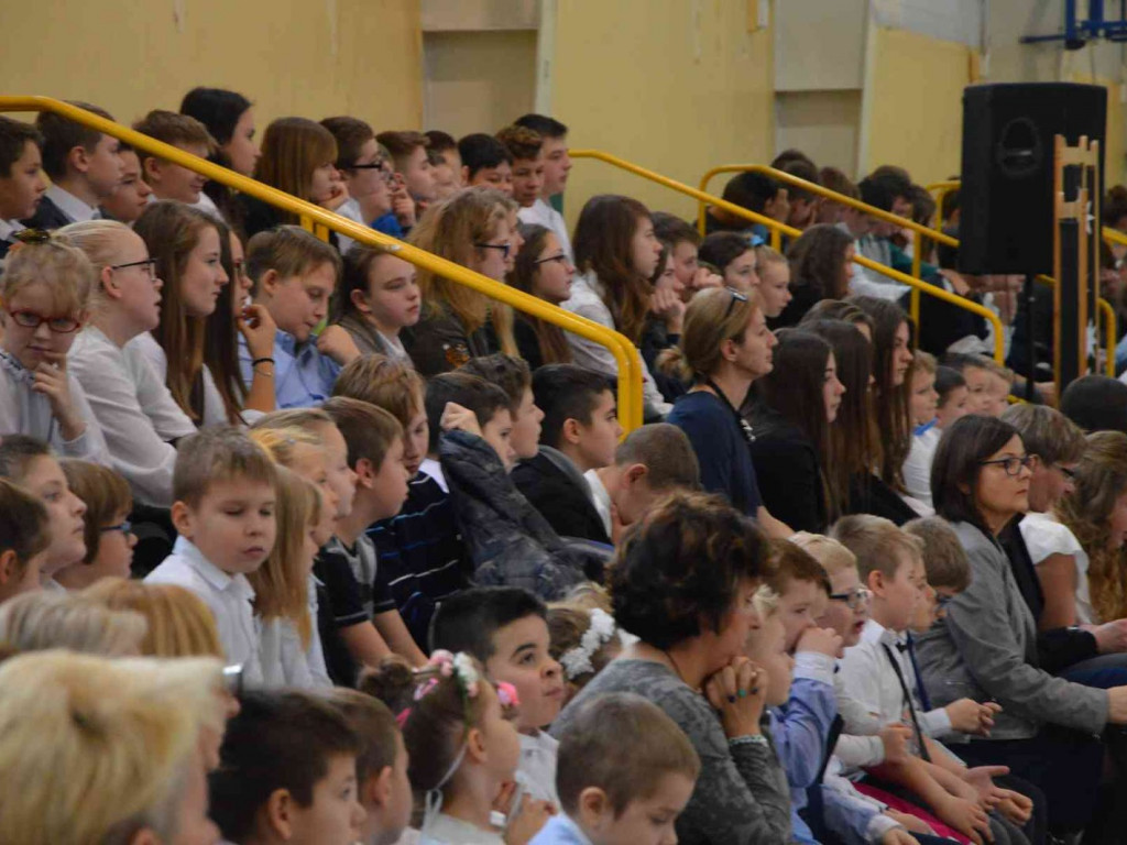 Trwają Obchody Dnia Patrona Szkoły Podstawowej nr 1 w Kruszwicy. Replika sztandaru przekazana placówce [ZDJĘCIA]