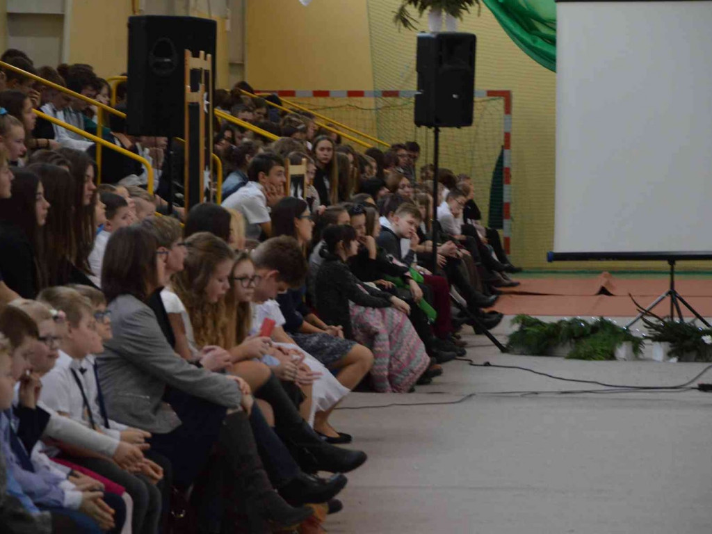 Trwają Obchody Dnia Patrona Szkoły Podstawowej nr 1 w Kruszwicy. Replika sztandaru przekazana placówce [ZDJĘCIA]