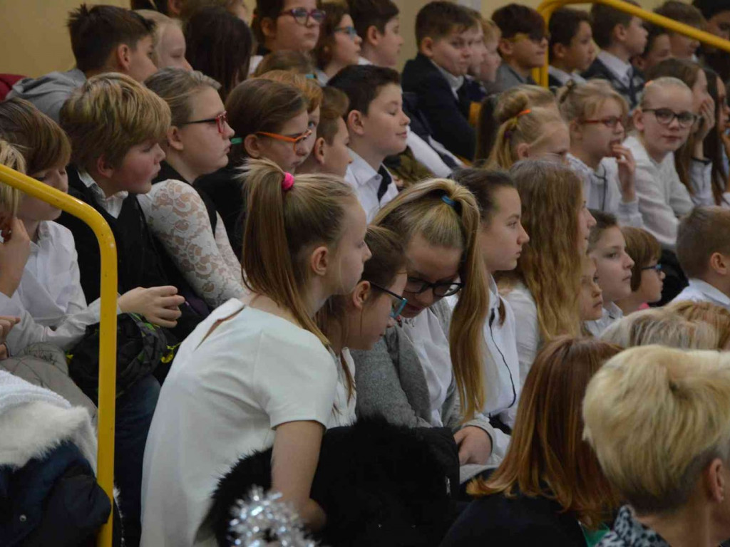 Trwają Obchody Dnia Patrona Szkoły Podstawowej nr 1 w Kruszwicy. Replika sztandaru przekazana placówce [ZDJĘCIA]