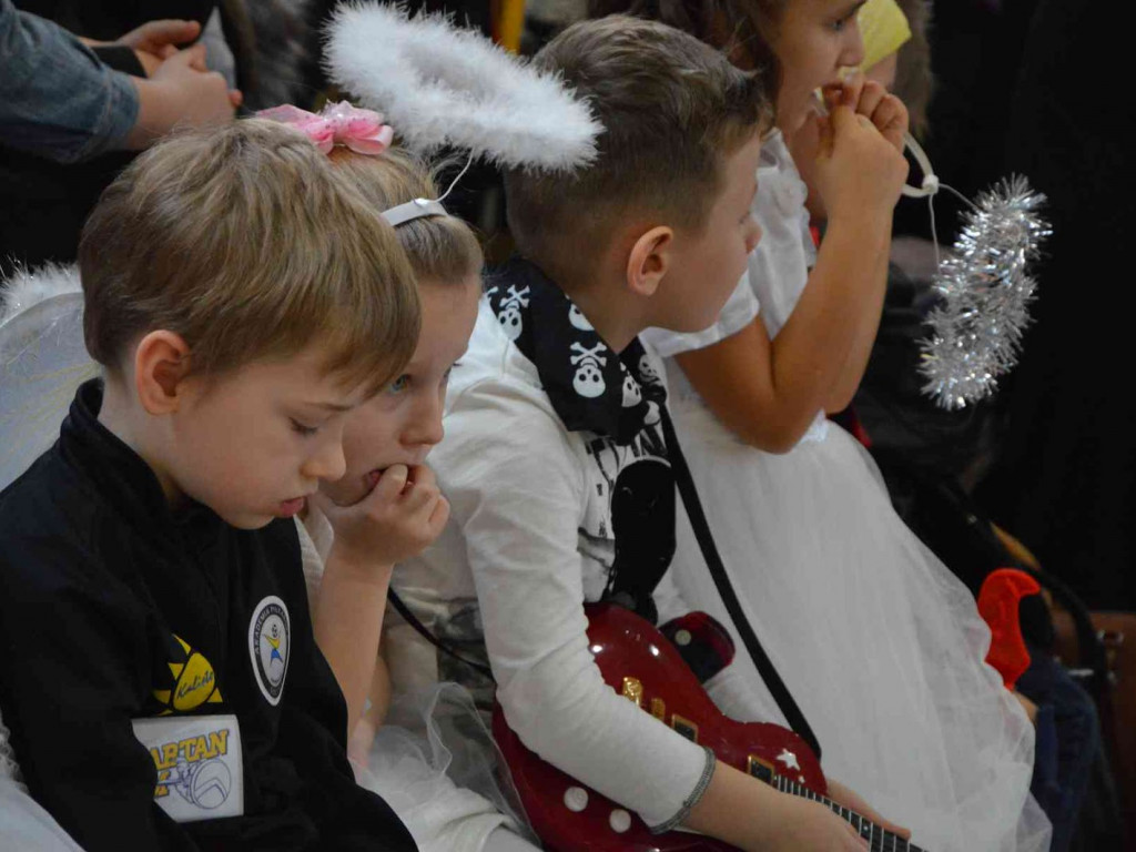 Trwają Obchody Dnia Patrona Szkoły Podstawowej nr 1 w Kruszwicy. Replika sztandaru przekazana placówce [ZDJĘCIA]