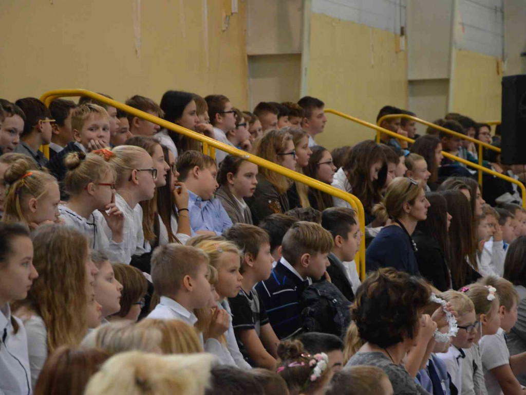 Trwają Obchody Dnia Patrona Szkoły Podstawowej nr 1 w Kruszwicy. Replika sztandaru przekazana placówce [ZDJĘCIA]