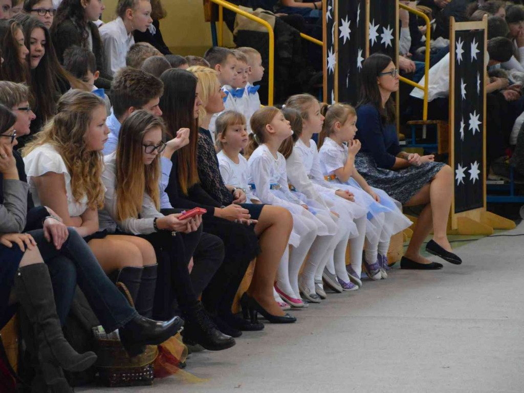 Trwają Obchody Dnia Patrona Szkoły Podstawowej nr 1 w Kruszwicy. Replika sztandaru przekazana placówce [ZDJĘCIA]