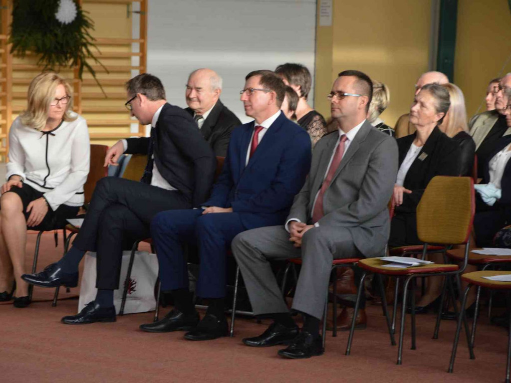 Trwają Obchody Dnia Patrona Szkoły Podstawowej nr 1 w Kruszwicy. Replika sztandaru przekazana placówce [ZDJĘCIA]