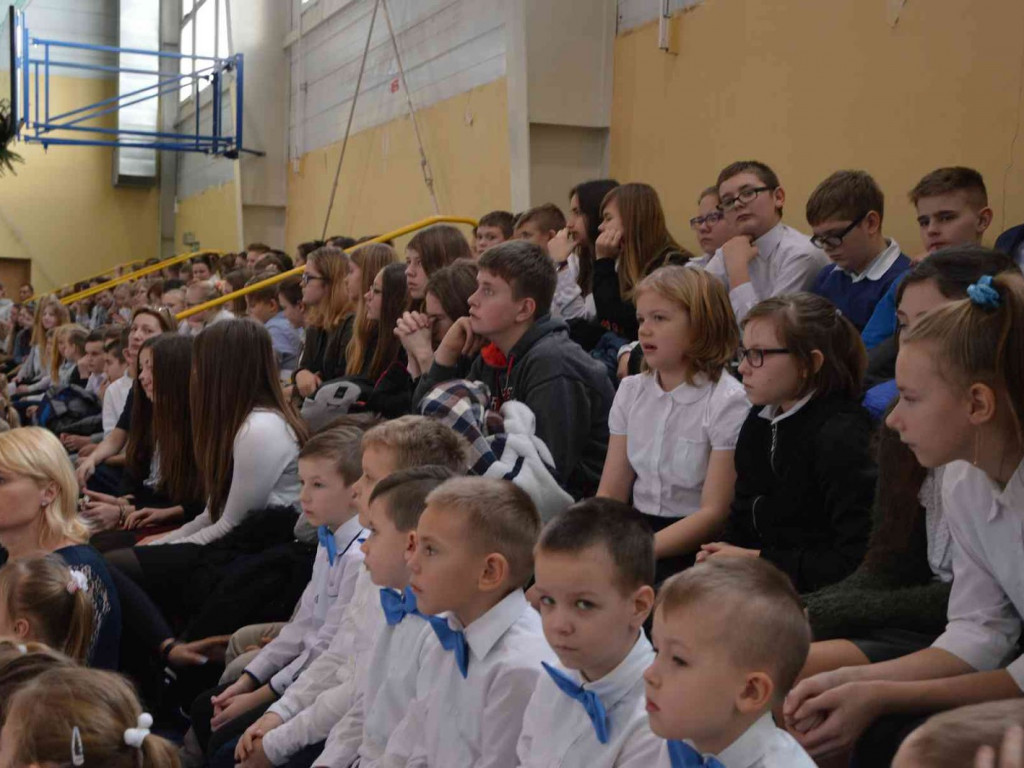 Trwają Obchody Dnia Patrona Szkoły Podstawowej nr 1 w Kruszwicy. Replika sztandaru przekazana placówce [ZDJĘCIA]