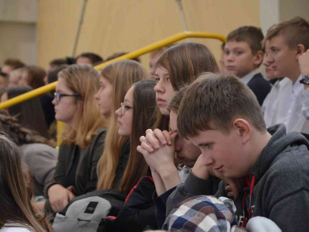 Trwają Obchody Dnia Patrona Szkoły Podstawowej nr 1 w Kruszwicy. Replika sztandaru przekazana placówce [ZDJĘCIA]