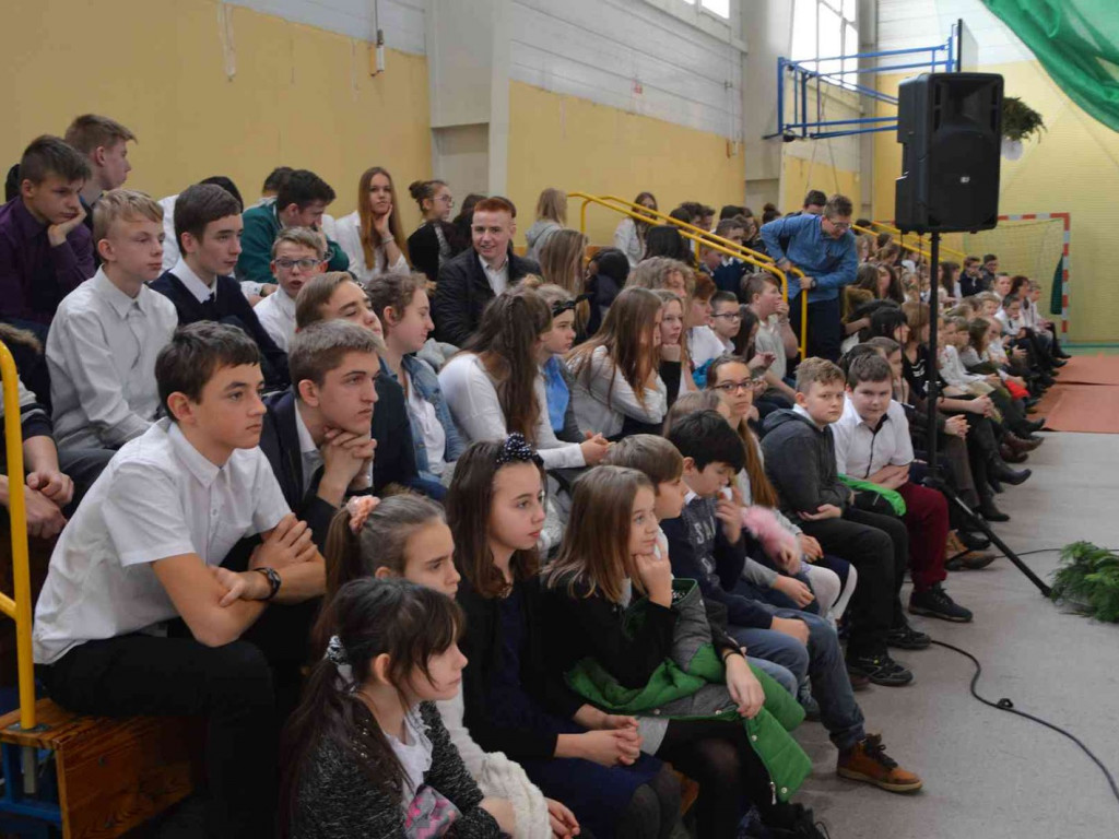 Trwają Obchody Dnia Patrona Szkoły Podstawowej nr 1 w Kruszwicy. Replika sztandaru przekazana placówce [ZDJĘCIA]