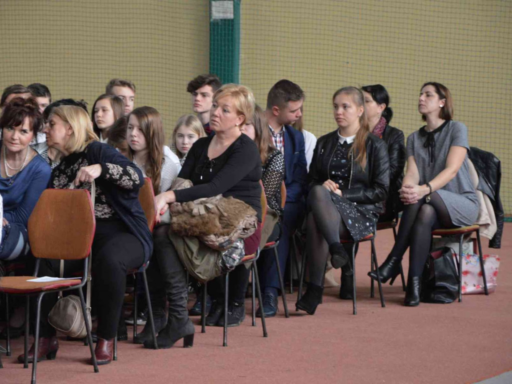 Trwają Obchody Dnia Patrona Szkoły Podstawowej nr 1 w Kruszwicy. Replika sztandaru przekazana placówce [ZDJĘCIA]