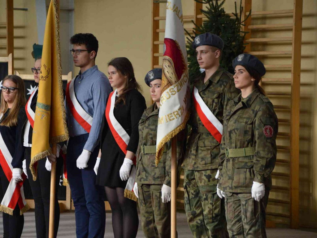 Trwają Obchody Dnia Patrona Szkoły Podstawowej nr 1 w Kruszwicy. Replika sztandaru przekazana placówce [ZDJĘCIA]