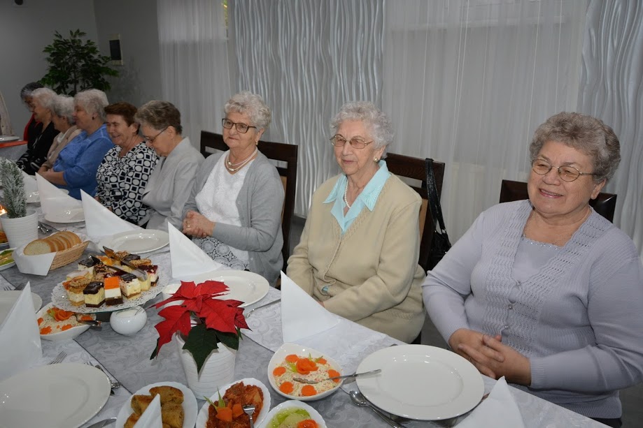 Spotkanie opłatkowe w Kruszwicy. Członkowie koła Polskiego Związku Emerytów przy świątecznym stole [FOTO]
