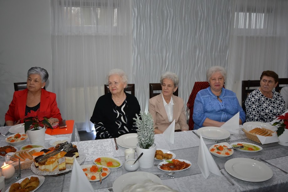 Spotkanie opłatkowe w Kruszwicy. Członkowie koła Polskiego Związku Emerytów przy świątecznym stole [FOTO]